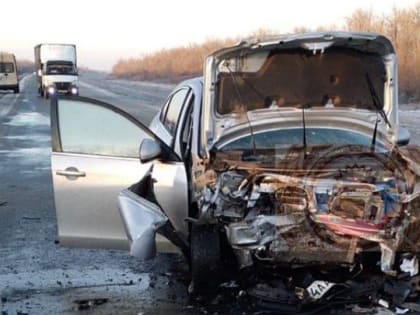 В лобовом столкновении на саратовской трассе пострадали пять человек