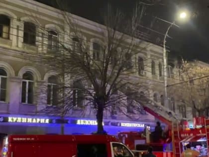 Напротив бывшей гостиницы "Россия" горит еще один памятник архитектуры