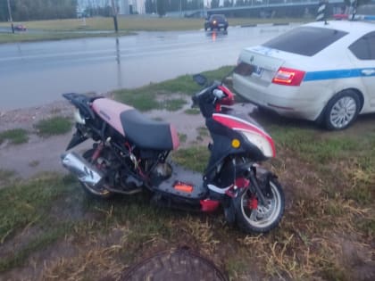 Дорогу не поделили легковушка и скутер. Пострадала пассажирка "Ирбиса"