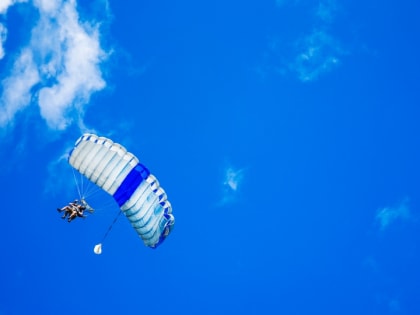 Под Саратовом упал еще один параплан. Пострадали двое мужчин