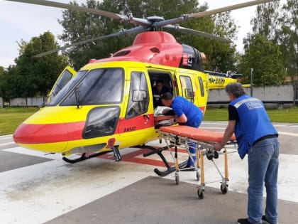 Молодую маму из Балаково, которой сделали экстренное кесарево, пока она была в коме, санавиацией доставили в саратовскую больницу