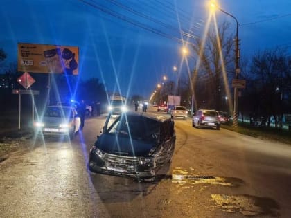 В Энгельсе столкнулись "КамАЗ" и две легковушки. Пятеро пострадали