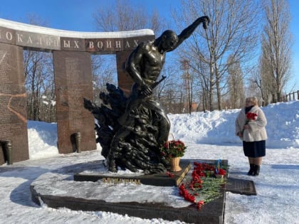 К памятникам воинам-интернационалистам по всей области возложили цветы депутаты «Единой России»