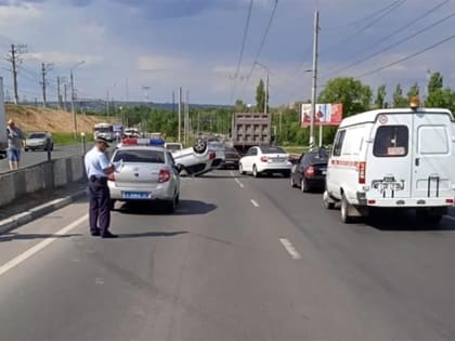 Иномарка перевернулась, женщина в больнице: ДТП на шлюзовом мосту в Балаково