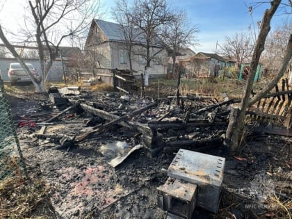 В Саратове на ночном пожаре в бане ожоги получили мужчина и женщина