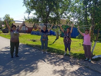 В саратовском селе пенсионерки на прогулках крутят обручи