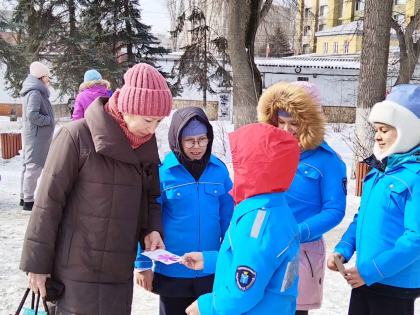 Отряд ЮИД совместно с сотрудником ГАИ провели акцию «Открытка для мамы»