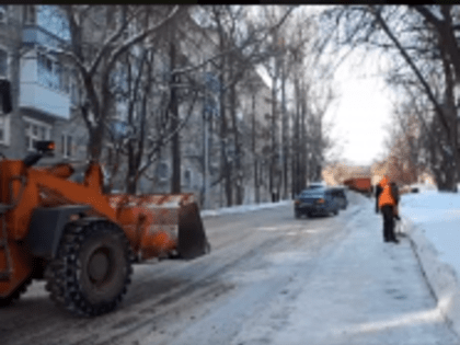 Лада Мокроусова проверила, как организованы работы по уборке снега и наледи в Ленинском районе