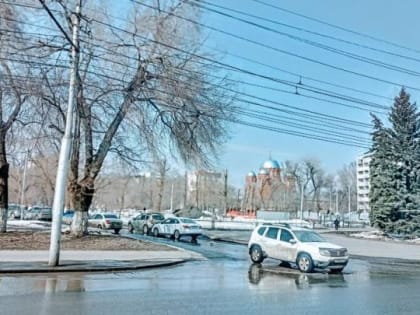 Контрастная погода в Саратове: дождь и солнце