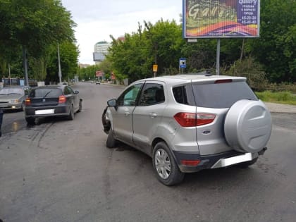 В Саратове столкнулись "Форд" и "БМВ". Пострадала женщина