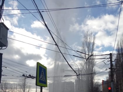 В центре Саратова забил фонтан воды выше здания горбольницы