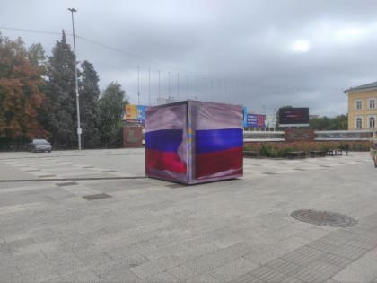 В центре Саратова установили загадочный куб