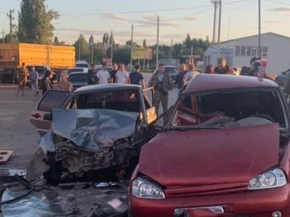 Два отечественных авто не поделили дорогу. Есть пострадавшие