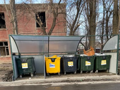 Коммунальные службы города продолжают уборку территорий, прилегающих к контейнерным площадкам