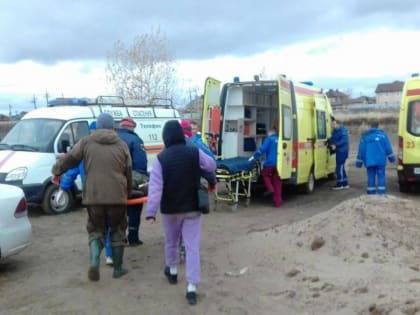 Деревянный каркас рухнул на мужчину и женщину под Энгельсом