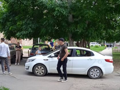 Иномарка сбила девочку во дворе дома