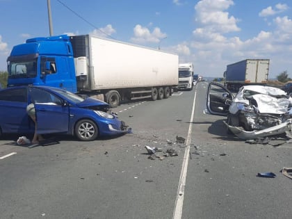 Плюс фура: под Саратовом не разъехались две женщины на иномарках