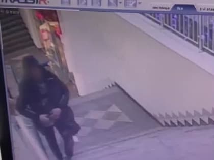 Саратовец украл в Сенном рынке шубу и попал на камеру