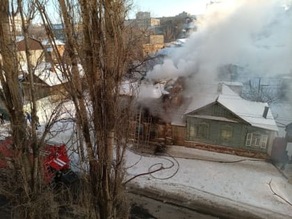 В Волжском районе пожарные тушат двухэтажный дом