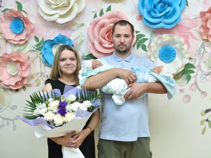 Из роддома в Энгельсе выписали родившихся с низким весом братьев