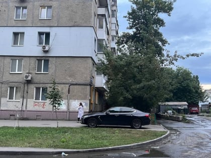 Занявшая тротуар автохамка на люксовом авто оказалась мужчиной. Он оштрафован