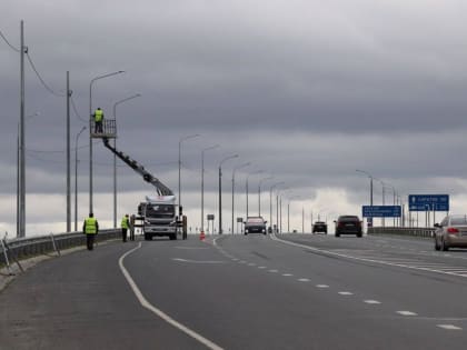 На участке трассы у поворота на Шиханы идет установка дополнительного освещения