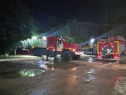 Крупный пожар уничтожил крышу многоквартирного дома