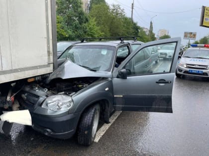 В Солнечном "Нива" въехала под фуру. Водитель погиб