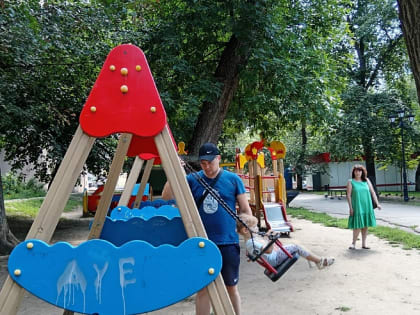 В сквере героев Краснодона трава растет из-под асфальта, а песок сгрузили мимо песочницы