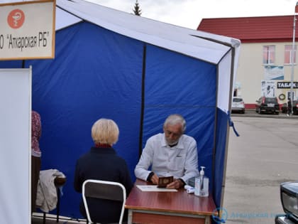 В выездном пункте вакцинации аткарчане прививались от гриппа семьями