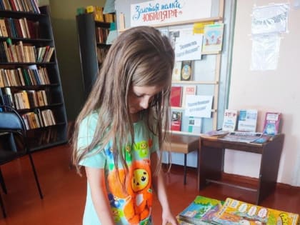 Сотрудники библиотек провели дублёр - шоу " Сегодня читатель- завтра библиотекарь" для читателей микрорайона.