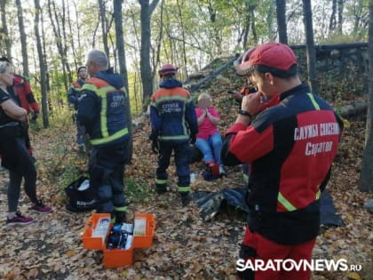 Саратовские спасатели вынесли с Кумысной поляны травмированную женщину