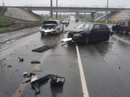 В тройном ДТП возле Сторожевки пострадал водитель "четырнадцатой"