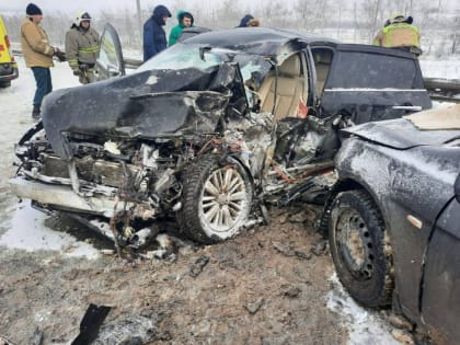 В массовом ДТП на саратовской трассе погиб водитель иномарки