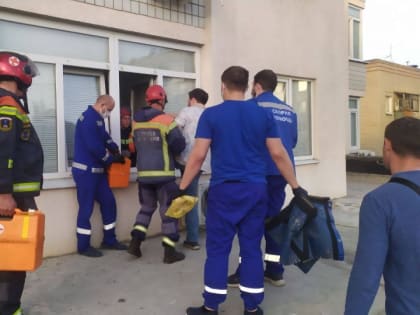 В Саратове маленький мальчик рухнул с четвертого этажа на крышу магазина