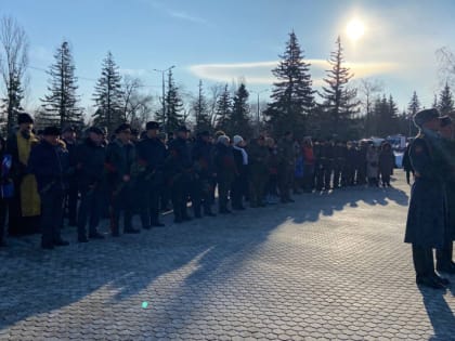 Депутаты регионального парламента возложили цветы к монументам