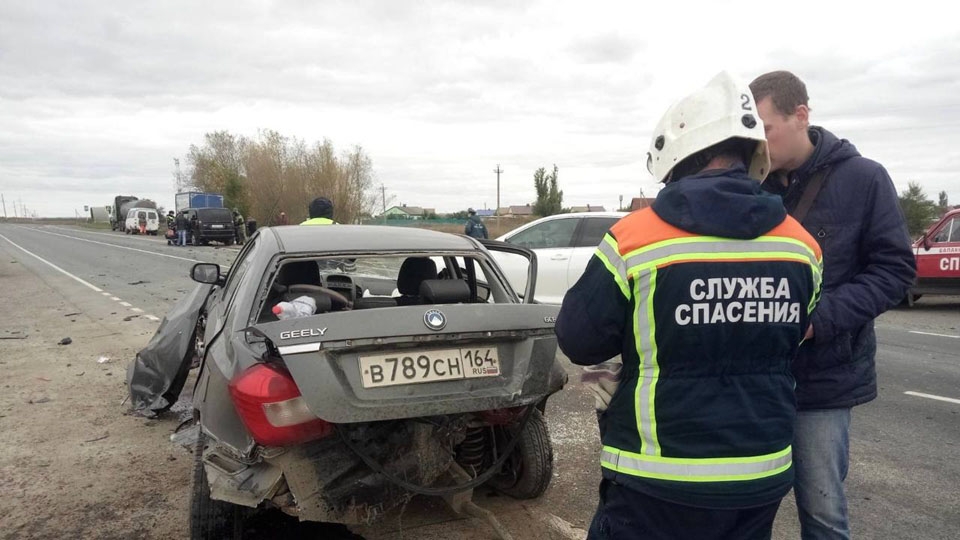 В тройном ДТП на саратовской трассе пострадали восемь человек - новости Балакова