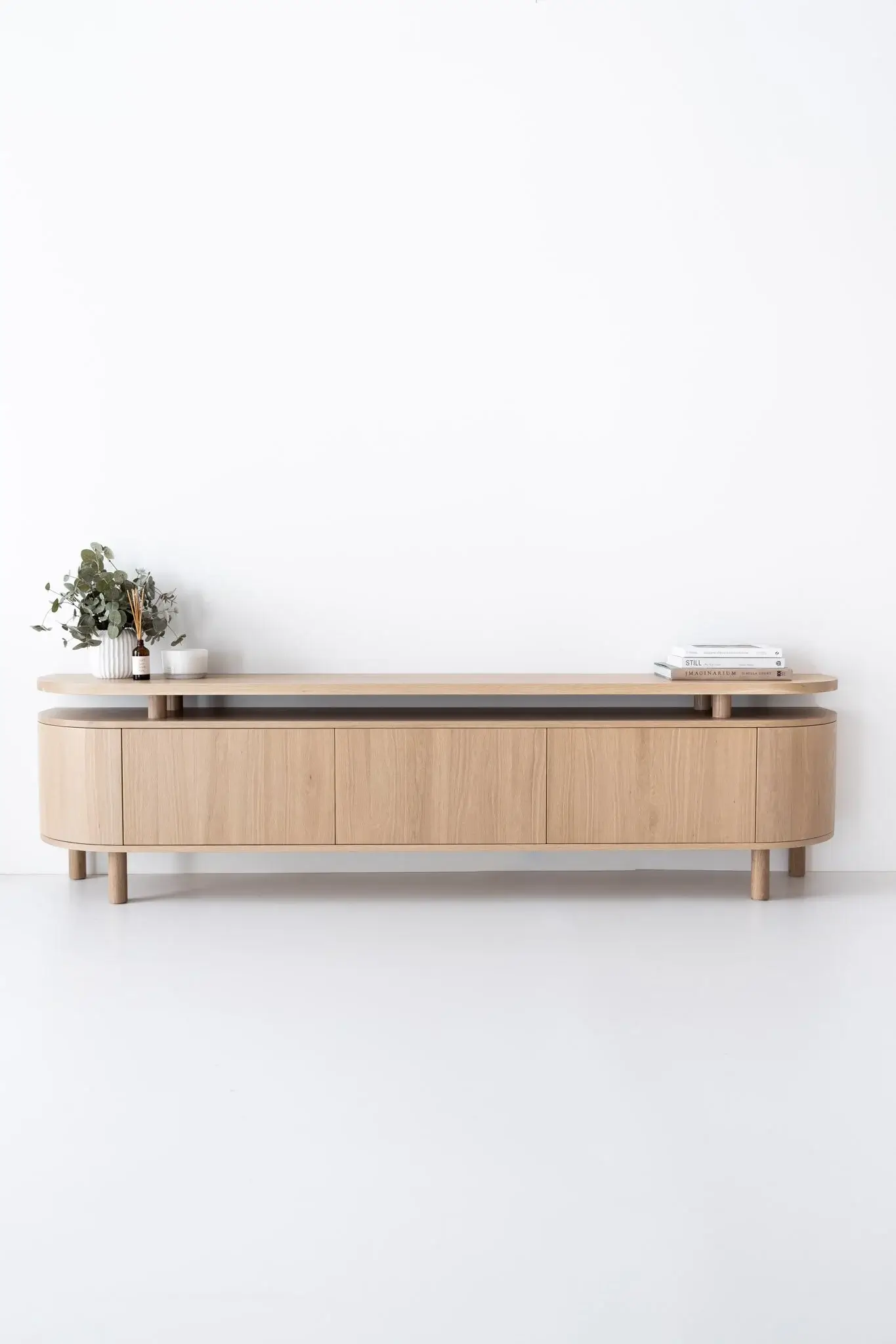 Nuestra Consola Siena está elaborada en roble horneado, una madera sólida que aporta durabilidad, calidez y un acabado natural de alto nivel. Su diseño de líneas suaves y puertas curvas equilibra estética y funcionalidad, convirtiéndola en una pieza protagonista para salas, comedores o recibidores. En Comfort Design pensamos cada mueble de forma integral: cuidamos el diseño, la proporción, el uso diario y la manera en que la pieza se integra con el espacio. Nada es improvisado; cada detalle tiene una razón. Diseñamos y fabricamos nuestros muebles en Medellín, combinando carpintería artesanal y diseño contemporáneo para crear piezas atemporales que elevan el confort y el carácter de tu hogar.
