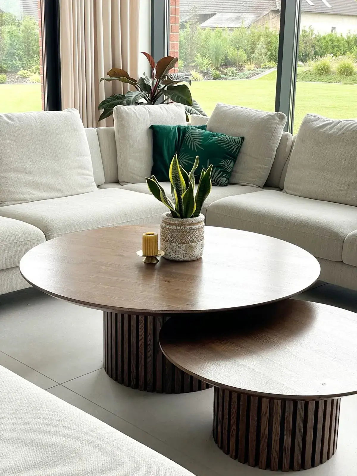 Las Mesas Twin están pensadas para crear espacios equilibrados, funcionales y visualmente armónicos. Fabricadas en roble horneado, estas mesas de centro combinan solidez, diseño y versatilidad, permitiendo múltiples configuraciones según la necesidad del espacio. Su diseño de doble altura aporta dinamismo y profundidad visual, mientras que sus bases acanaladas y tapas redondas reflejan un trabajo detallado en carpintería y proporción. Pueden usarse juntas como mesa central o separarse como mesas auxiliares, adaptándose con naturalidad a salas modernas y contemporáneas. Estas mesas acompañan el uso real del hogar. Ofrecen superficies amplias, estabilidad y una presencia cálida que se integra fácilmente con sofás, alfombras y otros elementos del interiorismo. Una solución ideal para quienes buscan mesas de centro en madera natural, con diseño atemporal, materiales nobles y un enfoque claro en funcionalidad y estética.