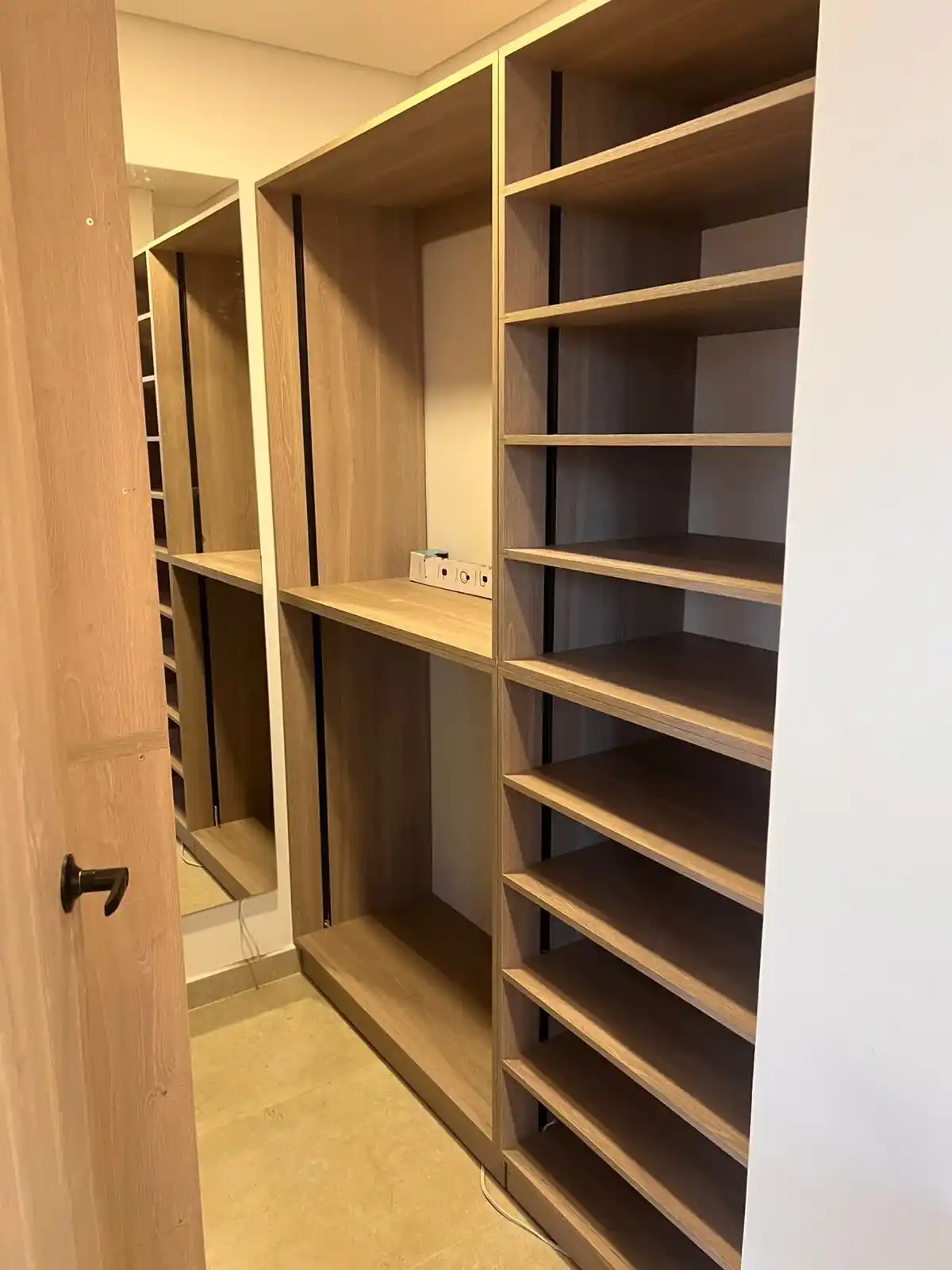 Walk-in closet vestier con iluminación LED integrada, fabricado a medida en Medellín