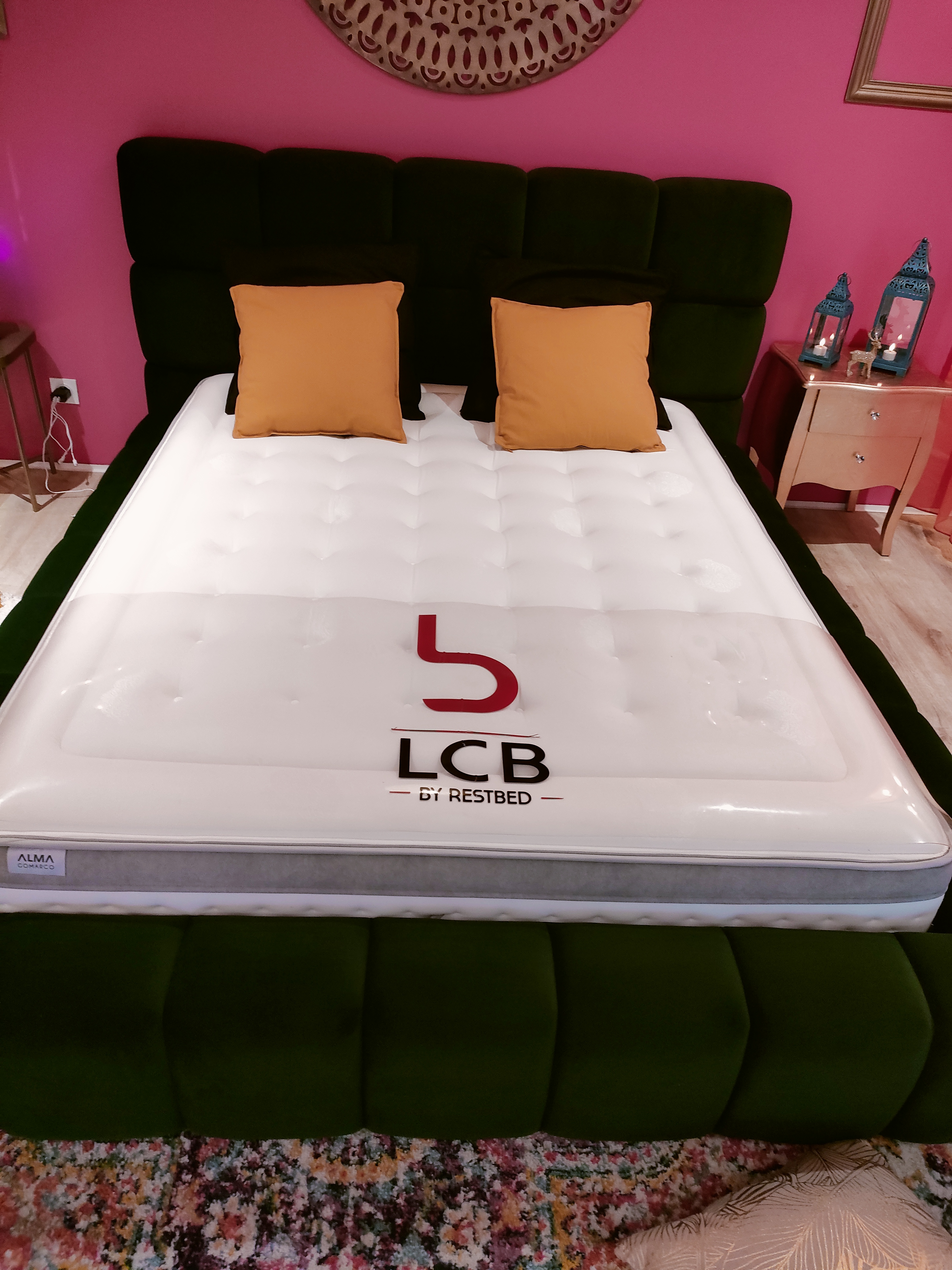 Conseiller SudBed avec un client en showroom