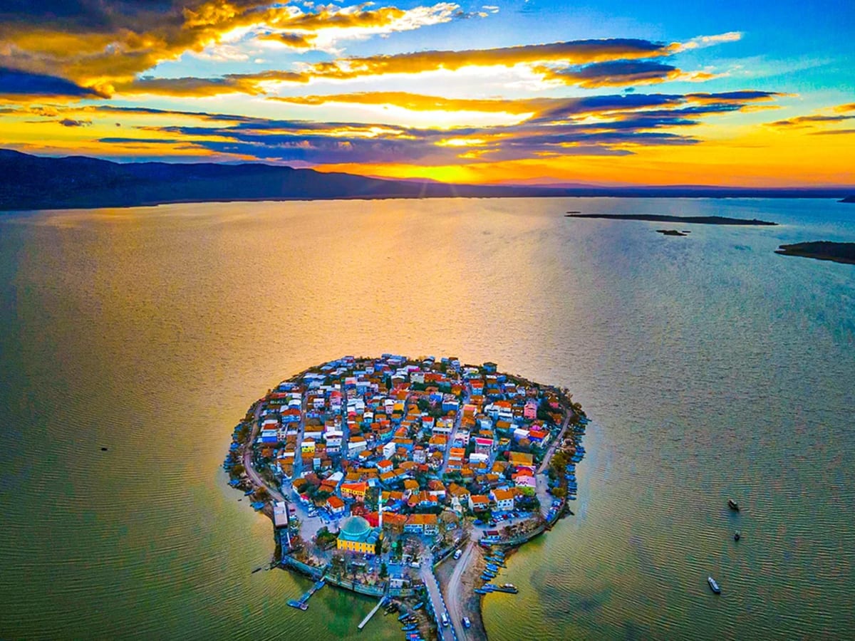 Uluabat Gölü'nün kuş bakışı görünümü
