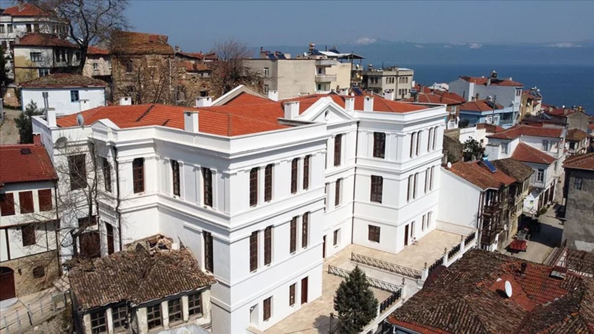 Trilye'deki tarihi Taş Mektep binası ve deniz manzarası