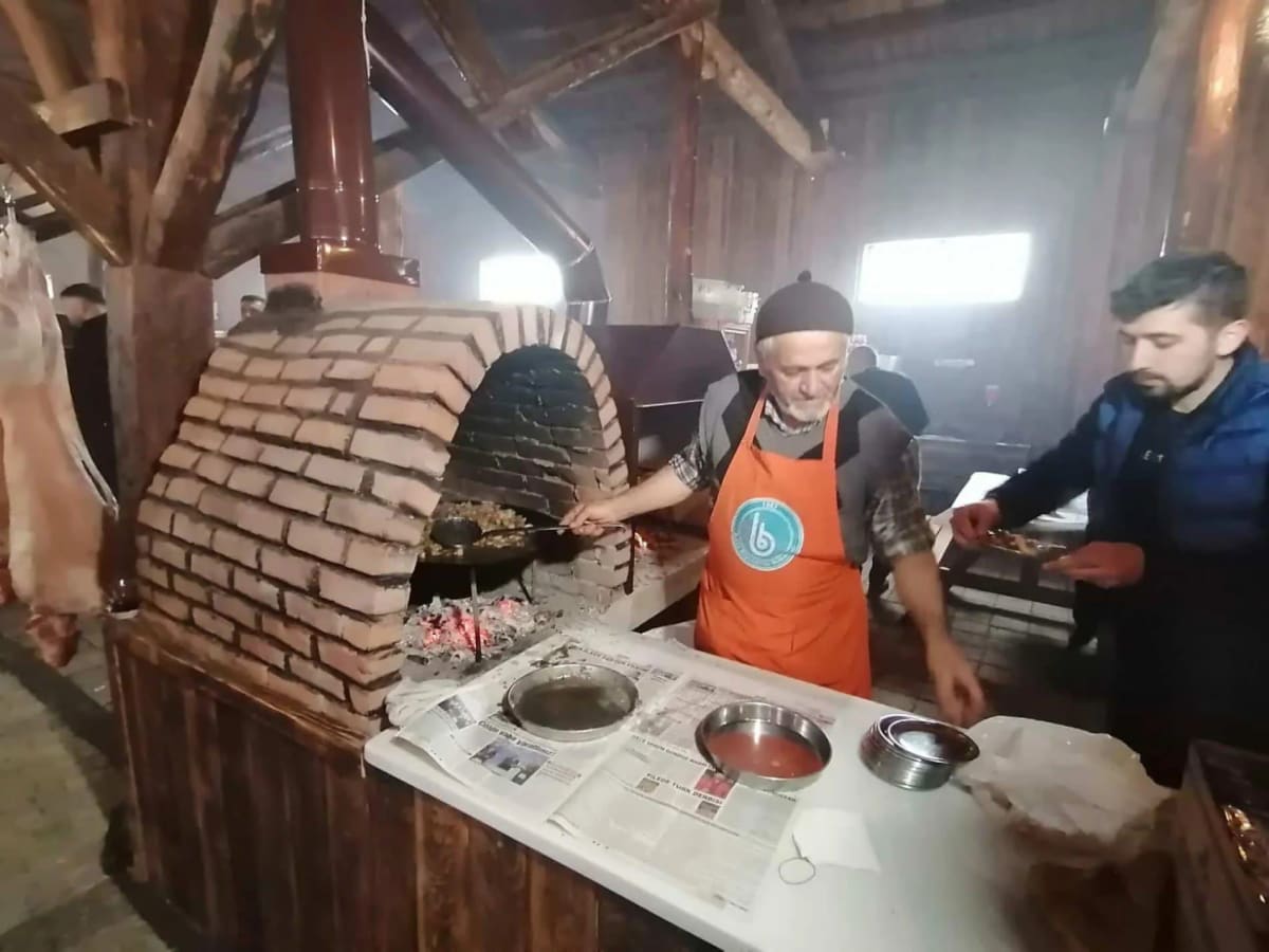 Büyükorhan pazarında taş fırında geleneksel kavurma pişirimi