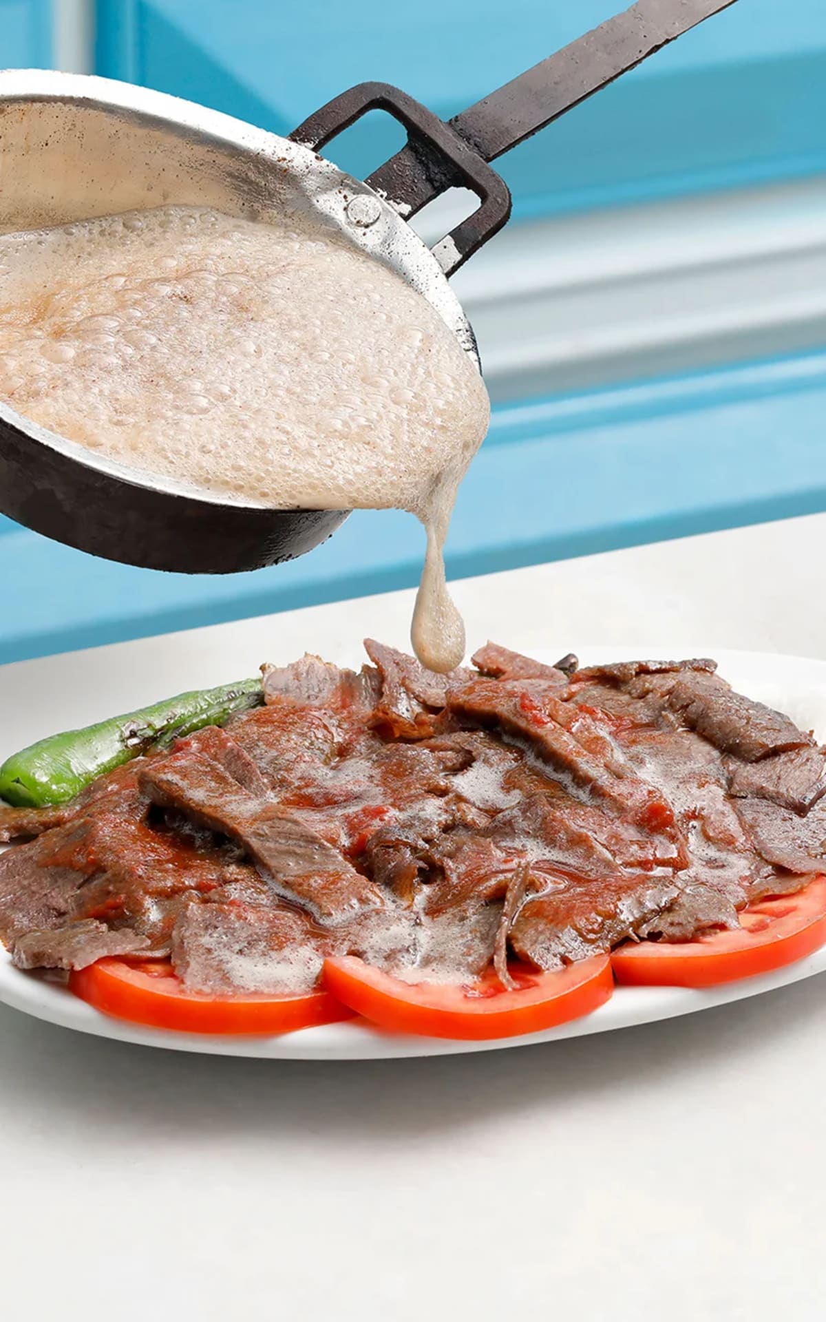 Tabakta sunulan geleneksel İskender kebap