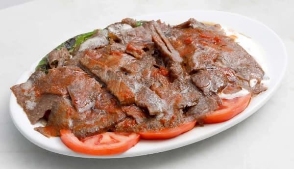 Tabakta servis edilen Mavi Dükkan iskenderi, yakın çekim