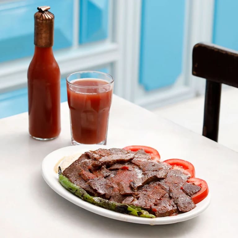 Geleneksel Bursa kebabı — yakın çekim İskender
