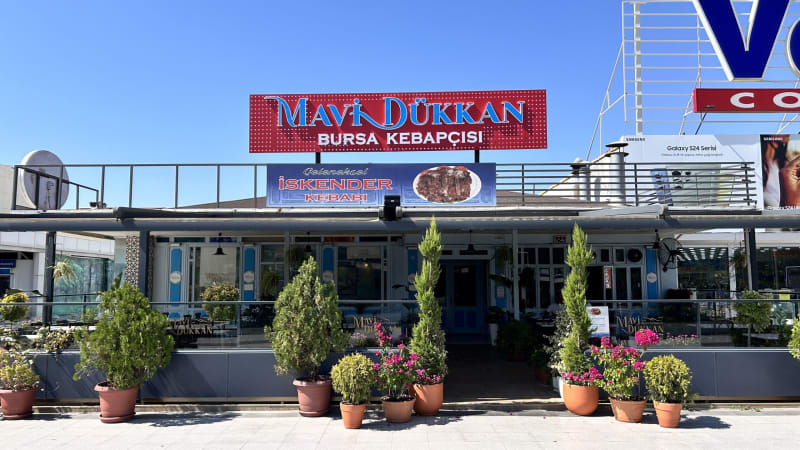 Mavi Dükkan girişi, çiçeklerle