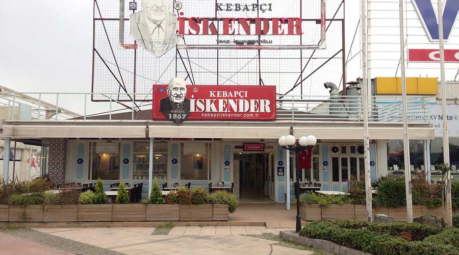 Mavi Dükkan Bursa Kebapçısı'nın, Kebapçı İskender markasıyla hizmet verdiği dönemdeki tarihi dış cephe fotoğrafı.