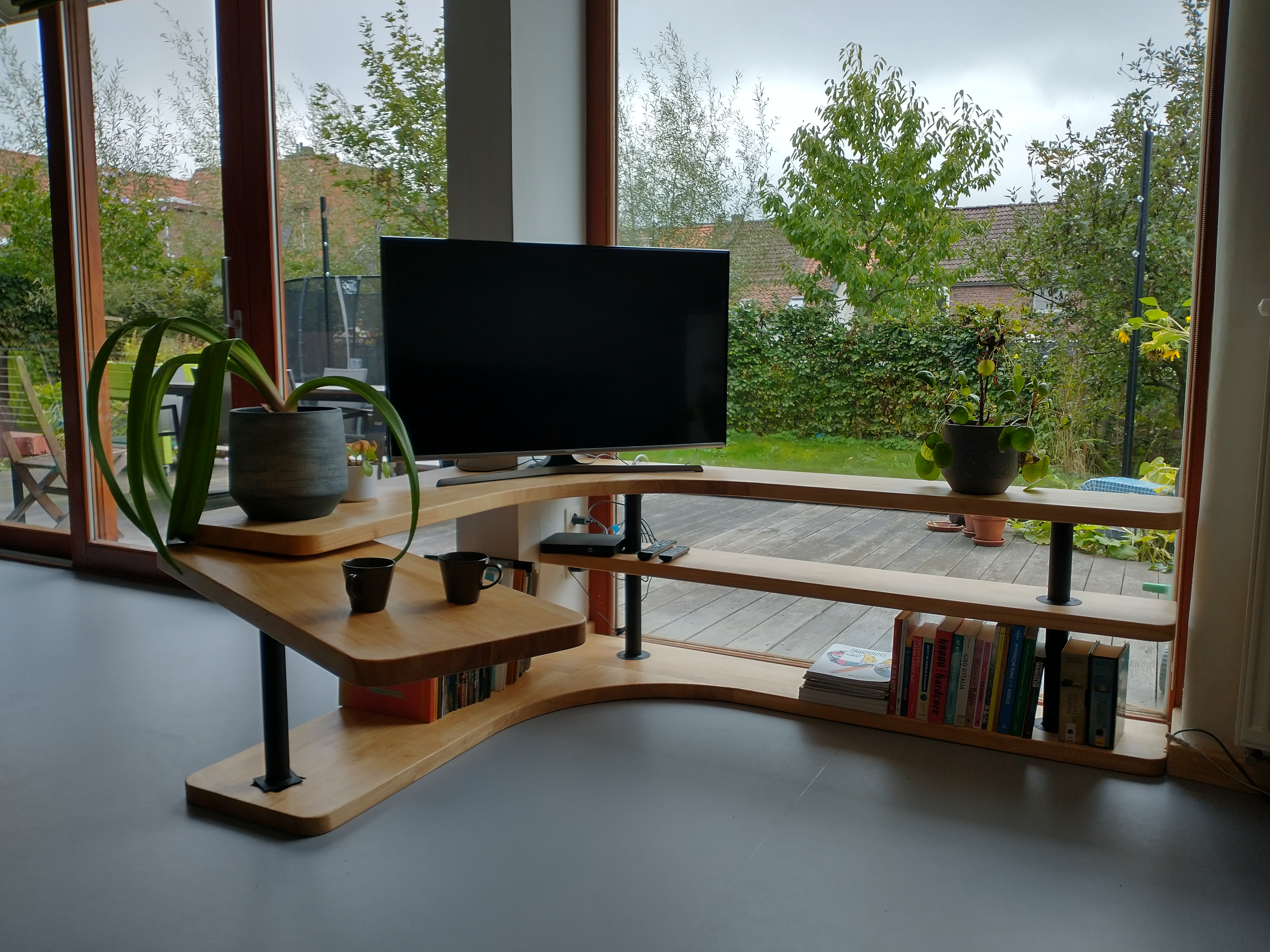 TV-meubel plateau uitgeklapt